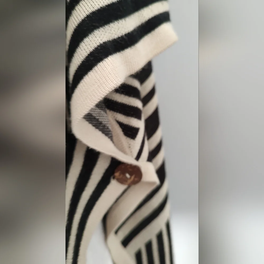 Cape Women Love Tree  Style Casual Geometric Black And Beige  Size Small -Medium